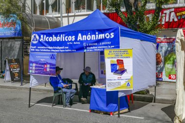 La P 'deki anonim alkolizm örgütünün yardımıyla çadır.