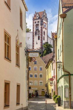 İnsanlar tarihi F kasabasının merkezini ziyaret etmekten zevk alıyorlar.