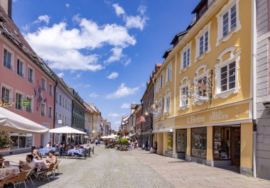 İnsanlar tarihi F kasabasının merkezini ziyaret etmekten zevk alıyorlar.