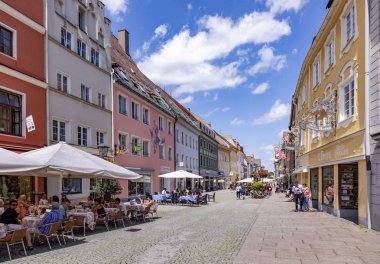 İnsanlar tarihi F kasabasının merkezini ziyaret etmekten zevk alıyorlar.