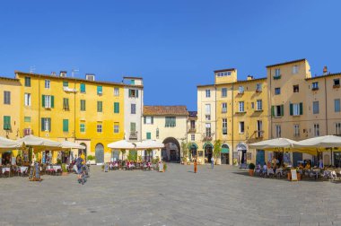 Lucca 'daki Piazza Dell Anfiteatro Meydanı. Tus