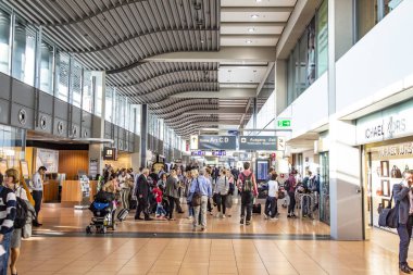 İnsanlar Hamburg Uluslararası Terminali 'ndeki kapılarına doğru acele ediyorlar.