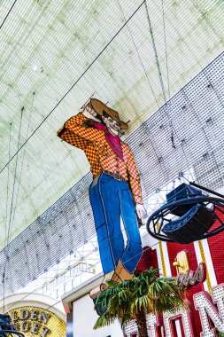 Fremont Caddesi 'nin yukarısındaki ünlü kovboy neon levhası..