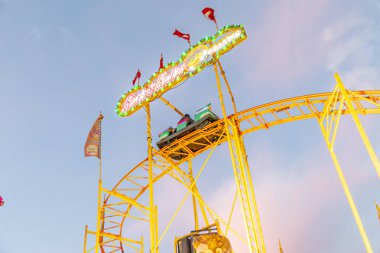 İnsanlar Darmstadt 'taki Heinerfest' in tadını çıkarıyor. Yıllık bir festival.