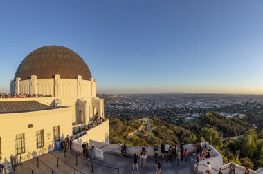 Gün batımında Los Angeles 'taki Griffith Gözlemevi' ndeki insanlar
