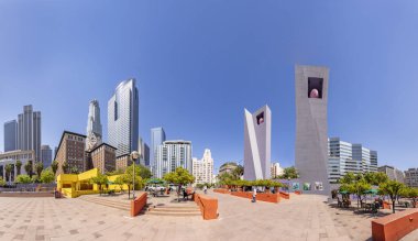 İnsanlar Los Angel 'daki Pershing Meydanı' ndaki ılık bahar gününün tadını çıkarıyor.