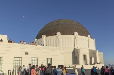 Gün batımında Los Angeles 'taki Griffith Gözlemevi' ndeki insanlar