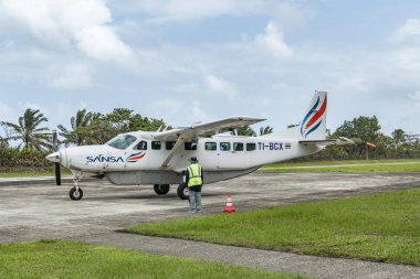 Tortuguero havaalanındaki Sansa havayolları için aprondaki Cessna.