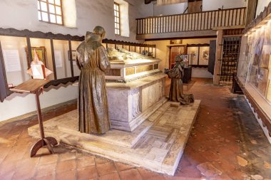 Carmel 'deki San Carlos Borromeo' daki önceki görevinin mezarı., 