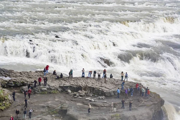 Pessoas assistem as cachoeiras Hraunfossar, localizado perto de Husafell um — Fotografia de Stock