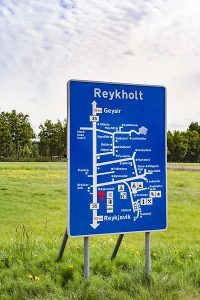 Street sign with way to Geysir, Reykjavik and the hot springs at — Stock Photo, Image