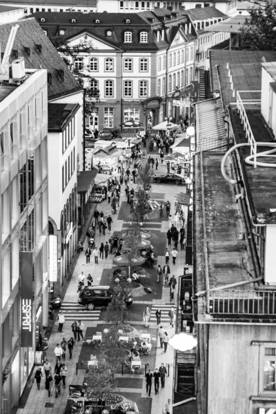 Utsikt över Frankfurts skyline med Liebfrauenstrasse och smal p — Stockfoto