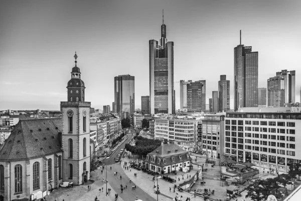 Frankfurt 'un ufuk çizgisini Hauptwache ve gökdelenle görmek — Stok fotoğraf