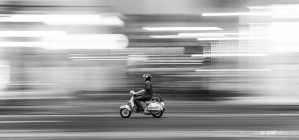 Mann mit Motorrad — Stockfoto