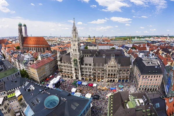 Widok z lotu ptaka na centrum Monachium z Marienplatz, Nowy Ratusz — Zdjęcie stockowe