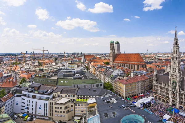 Widok z lotu ptaka na centrum Monachium z Marienplatz, Nowy Ratusz — Zdjęcie stockowe