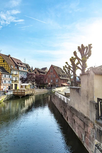 Färgglada traditionella franska hus på sidan av floden Lauch i — Stockfoto