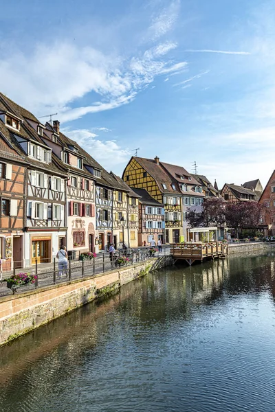 Färgglada traditionella franska hus på sidan av floden Lauch i — Stockfoto