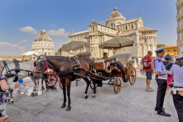 Menschen besuchen berühmte Piazza del Miracoli in Pisa mit Turm und U — Stockfoto