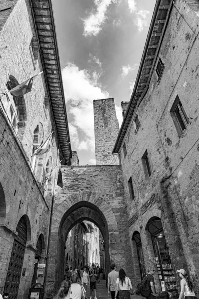 Gamla medeltida torg och torn i typiska toskanska staden San Gimign — Stockfoto