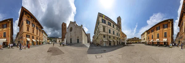 Panoramica piazza centrale del mercato di Pietrasanta con cattedrale — Foto Stock