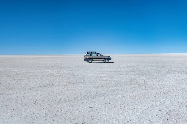 Auto in de zoutwoestijn van Salar de Uyuni — Stockfoto