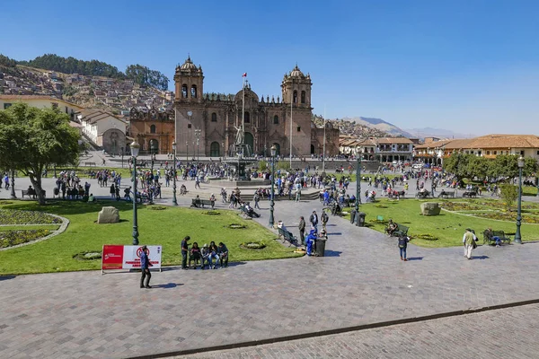 A praça principal de Cusco, Plaza de Armas com seu famoso landmar — Fotografia de Stock