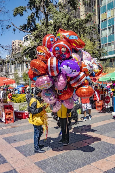 Mannen säljer ballonger fyllda med gas för barn i La Paz — Stockfoto