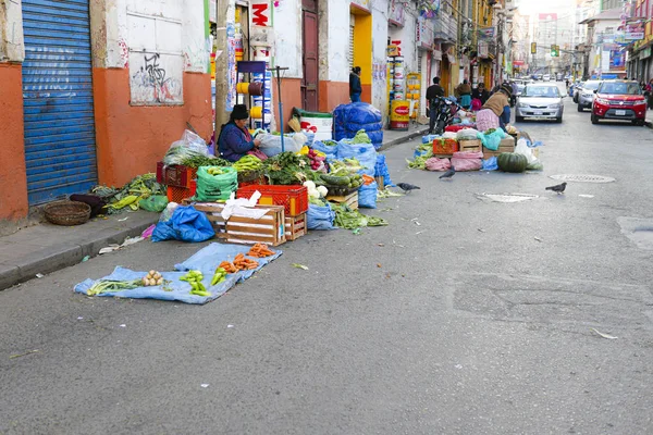 Frau aus dem Stamm verkauft Gemüse auf der Straße in la paz — Stockfoto