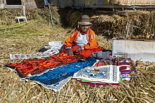 Tribu Uros démontrant la vie sur l'île flottante au lac Tit — Photo