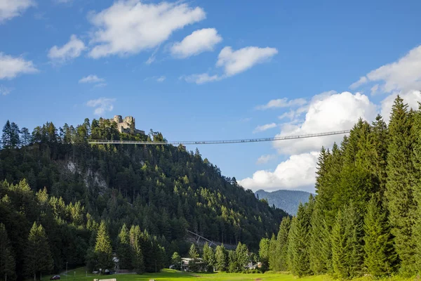 Крупнейший в Европе висячий мост соединяет замок Эренберг с — стоковое фото