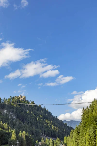 Europes largest hanging bridge connects castle Ehrenberg with th — Stock Photo, Image