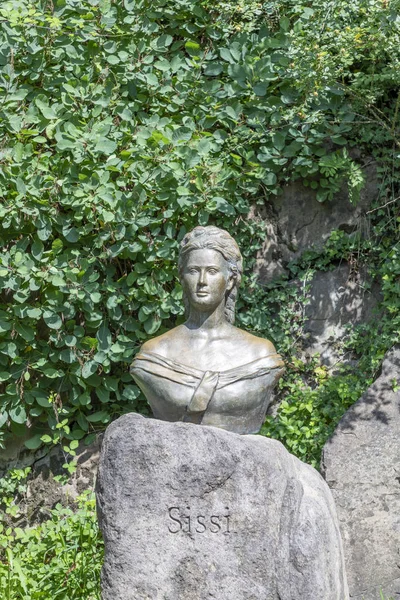 Monumento de la Reina y la Emperatriz Sissi o Sisi en macizo de flores. Localizar — Foto de Stock