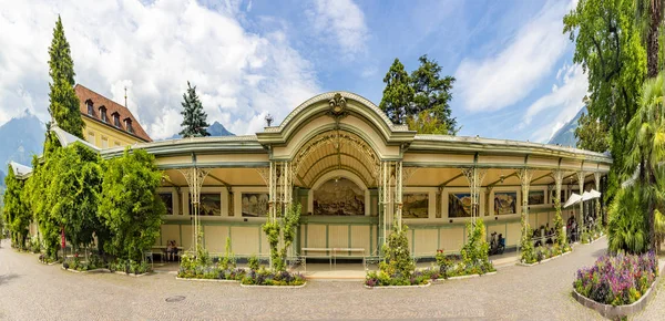 Edifício Wandelhalle com banco em Merano, Tirol do Sul. A varinha — Fotografia de Stock