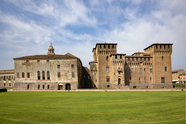 Medeltida fästning, Gonzaga Saint George (Giorgio) slott i Ital — Stockfoto