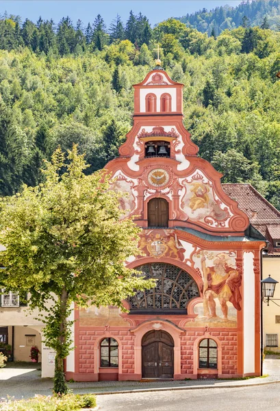 La fachada rococó pintada de la Iglesia Hospital Espíritu Santo, Fussen —  Fotos de Stock