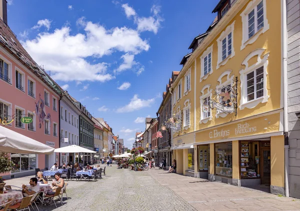 People enjoy visiting the central part of the historic town of F — Stock Photo, Image