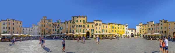 Piękny kolorowy plac - Piazza dell Anfiteatro w Lucca. Pączek — Zdjęcie stockowe