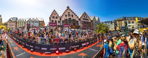 People enjoy wtching the last meters at the roemerof the ironman — Stock Photo, Image