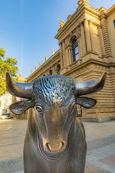 De Bull och Bear statyer på Frankfurtbörsen i Fra — Stockfoto