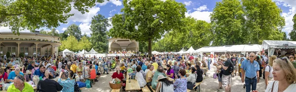 Tajski festiwal ze sprzedażą żywności, sztuki i publicznego wolnego występu — Zdjęcie stockowe