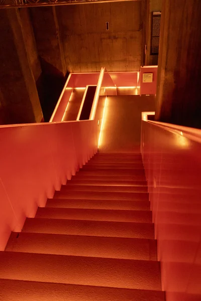 Вид снизу красивых оранжевых освещенных лестниц — стоковое фото
