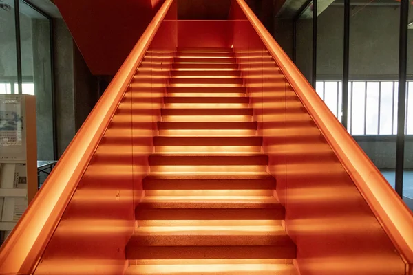 Außenansicht der wunderschönen orange beleuchteten bemerkenswerten Treppen — Stockfoto