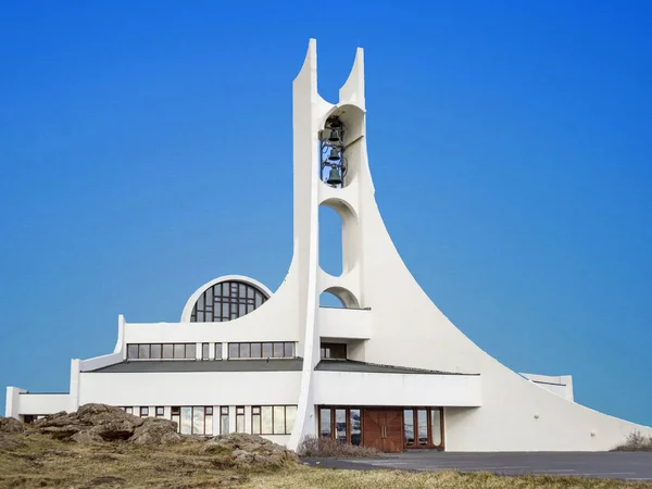 Architektura zaprojektowała nowoczesny biały kościół na szczycie wzgórza w St. — Zdjęcie stockowe
