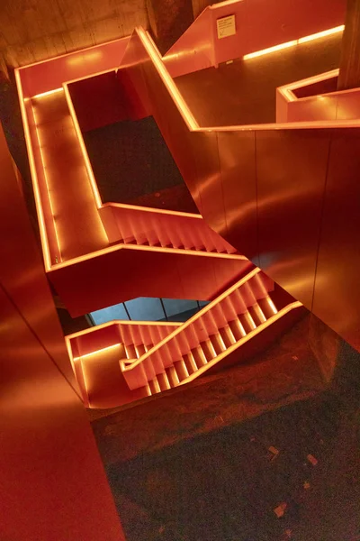 Вид снизу красивых оранжевых освещенных лестниц — стоковое фото