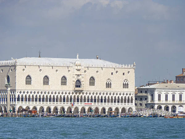 Utsikt över Venedig från Grand Canal-Dodge Palace, Campanile på Pia — Stockfoto