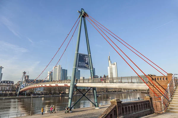 Le pilier de pont ou pylône en forme de A du pont Holbeinsteg dans — Photo