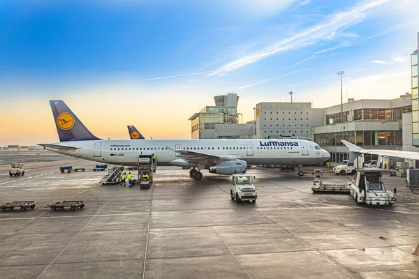Terminal 2 ao pôr-do-sol com aeronaves da Lufthansa à porta. Frankfurt — Fotografia de Stock