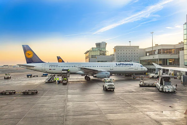 Terminal 2 i solnedgången med Lufthansas flygplan vid gate. Frankfurt — Stockfoto