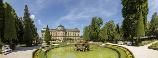 Residenz mit Blumengarten in Würzburg — Stockfoto